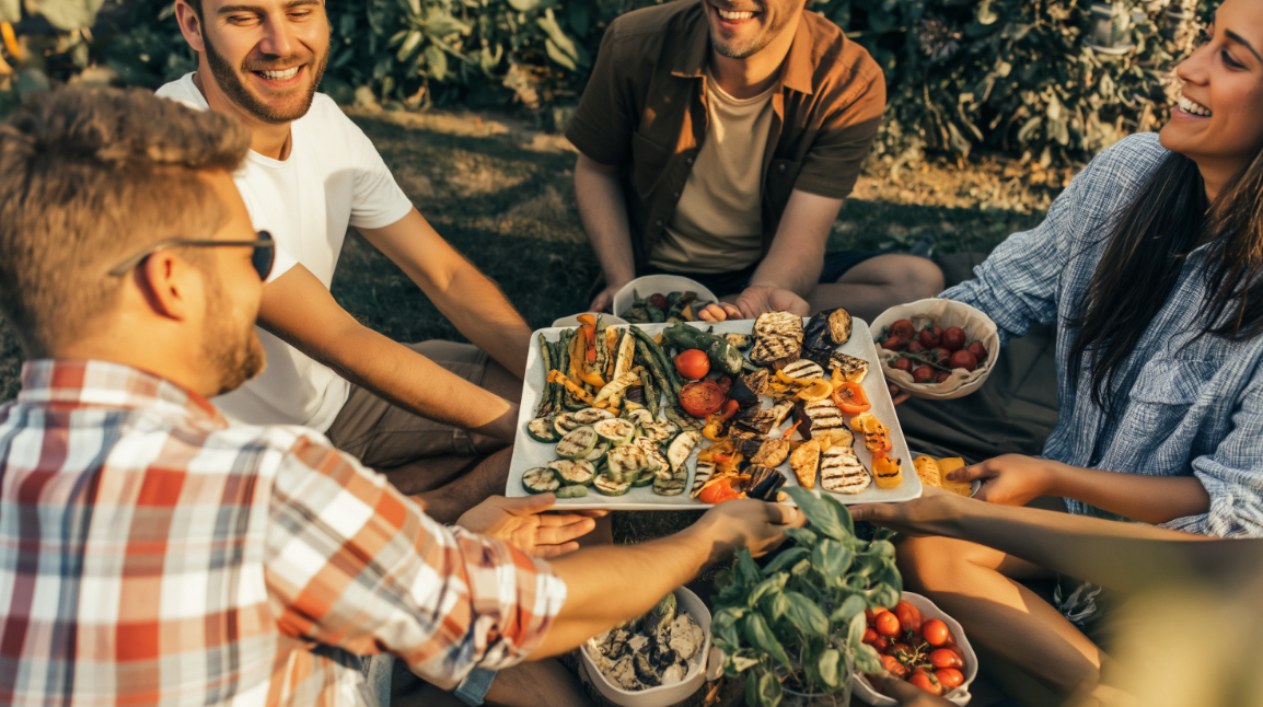 Veganer gemeinsam am Tisch